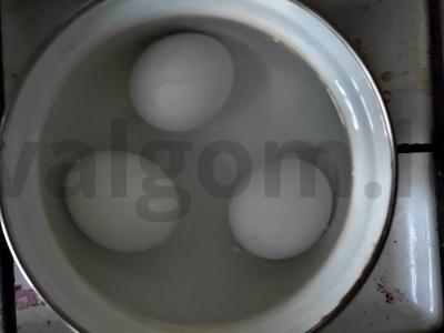 Greitas salotas su kiaušiniais, sūriu ir žolelėmis Žingsnis 1