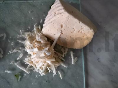 Greitas salotas su kiaušiniais, sūriu ir žolelėmis Žingsnis 3