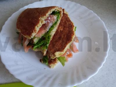 Avižų blynas su raudonąja žuvimi ir varškės sūriu pagrindine nuotrauka