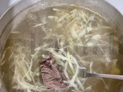 Borsčas su pupelėmis, prieskoniais ir žolelėmis Žingsnis 6