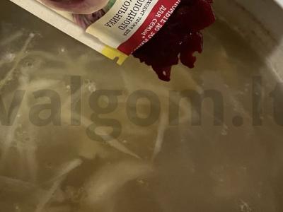 Borsčas su pupelėmis, prieskoniais ir žolelėmis Žingsnis 7