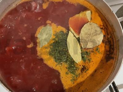 Borsčas su pupelėmis, prieskoniais ir žolelėmis Žingsnis 8