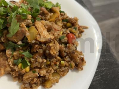 Nuostabi grikių košė su silkėmis ir voveraitėmis pagrindine nuotrauka