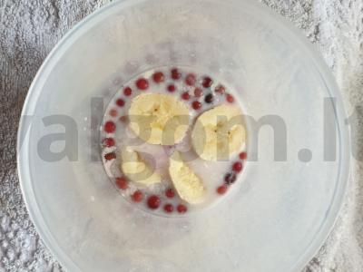 Pieno kokteilis su uogomis „Gaivumas“ Žingsnis 1