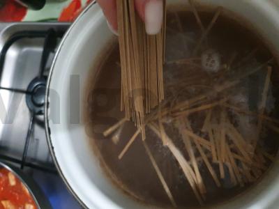 Grikių makaronai su vištiena ir daržovėmis pomidorų padaže Žingsnis 3