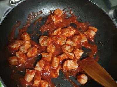 Grikių makaronai su vištiena ir daržovėmis pomidorų padaže Žingsnis 4