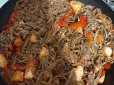 Grikių makaronai su vištiena ir daržovėmis pomidorų padaže Žingsnis 6