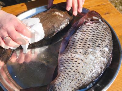 Karpių karštas rūkymas katile ant laužo Žingsnis 3