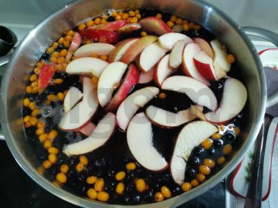 Kompotas su vyšniomis, šaltalankiais ir agrastais Žingsnis 2