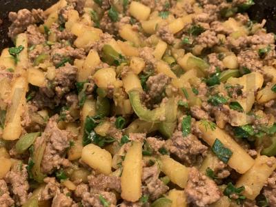 Troškinti daržovės su faršu pagrindine nuotrauka