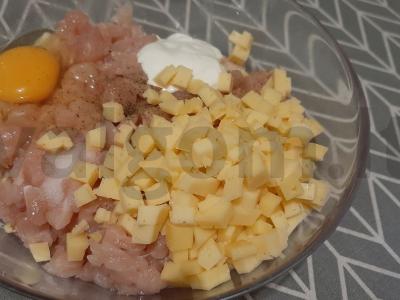 Smulkintos vištienos kotletai su sūriu Žingsnis 1