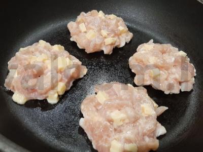 Smulkintos vištienos kotletai su sūriu Žingsnis 3