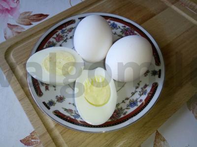 Kiaušiniai, įdaryti burokėliais, sūriu ir kiaušinio tryniais Žingsnis 2