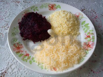 Kiaušiniai, įdaryti burokėliais, sūriu ir kiaušinio tryniais Žingsnis 5