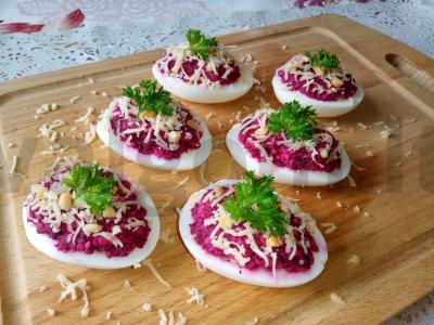 Kiaušiniai, įdaryti burokėliais, sūriu ir kiaušinio tryniais pagrindine nuotrauka