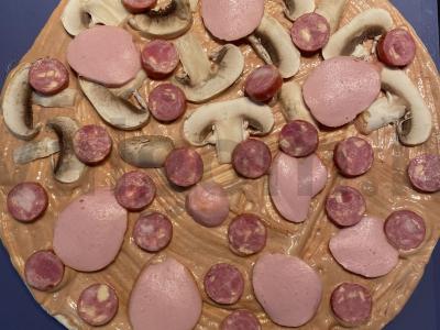 Pica su sultingais ananasais, dešra ir pievagrybiais Žingsnis 3