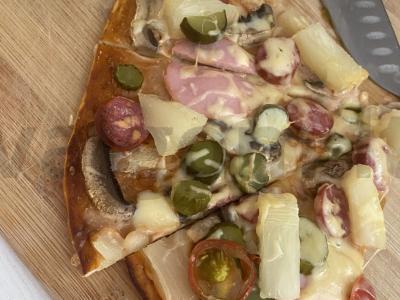 Pica su sultingais ananasais, dešra ir pievagrybiais pagrindine nuotrauka