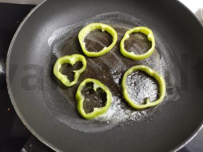 Kiaušinienė su saldžiuoju pipiru ir sacibeli Žingsnis 1