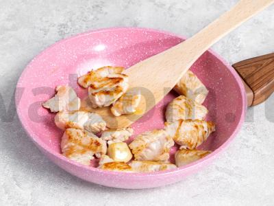 Makaronai su kalakutienos filė ir šaldyta jūros gėrybių mišiniu Žingsnis 1