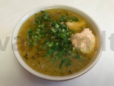 Sotūs ir vegetariškas sriuba su grikiais ir raudona žuvimi pagrindine nuotrauka