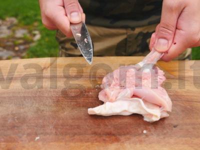 Šašlykas iš vištienos šlaunelių ant anglių ir adžapsandalio Žingsnis 1