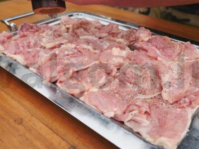 Šašlykas iš vištienos šlaunelių ant anglių ir adžapsandalio Žingsnis 2