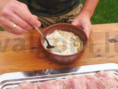 Šašlykas iš vištienos šlaunelių ant anglių ir adžapsandalio Žingsnis 3