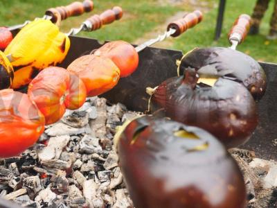 Šašlykas iš vištienos šlaunelių ant anglių ir adžapsandalio Žingsnis 6