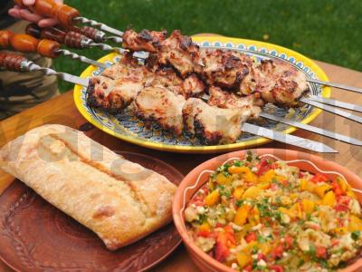 Šašlykas iš vištienos šlaunelių ant anglių ir adžapsandalio pagrindine nuotrauka