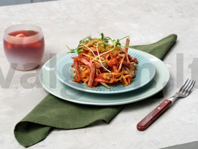 Daržovių troškinys su saliami pagrindine nuotrauka