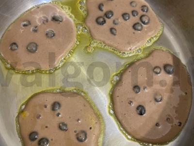 Žirnių miltų blynai su uogomis Žingsnis 5