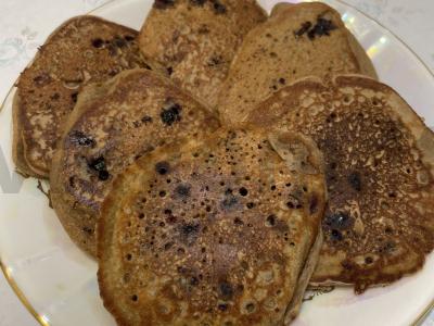 Žirnių miltų blynai su uogomis pagrindine nuotrauka