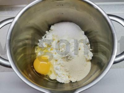 Smulkus varškės pyragas su vyšniomis ir juodaisiais serbentais Žingsnis 1