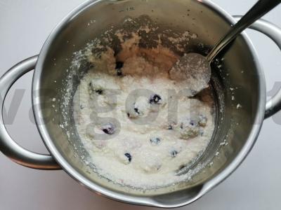 Smulkus varškės pyragas su vyšniomis ir juodaisiais serbentais Žingsnis 5