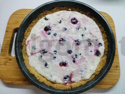 Smulkus varškės pyragas su vyšniomis ir juodaisiais serbentais Žingsnis 7