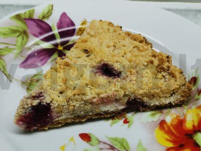 Smulkus varškės pyragas su vyšniomis ir juodaisiais serbentais pagrindine nuotrauka