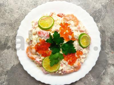 Šventinis krabų salotas su krevetėmis pagrindine nuotrauka