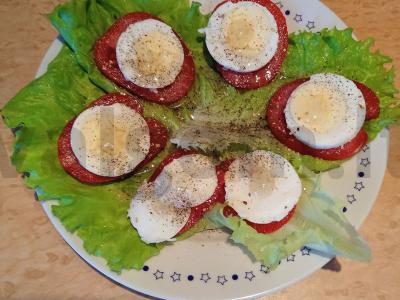 Pomidorų salotos su kiaušiniu Žingsnis 4