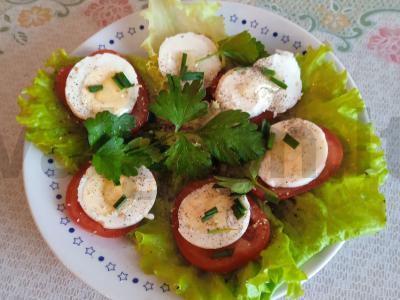 Pomidorų salotos su kiaušiniu pagrindine nuotrauka