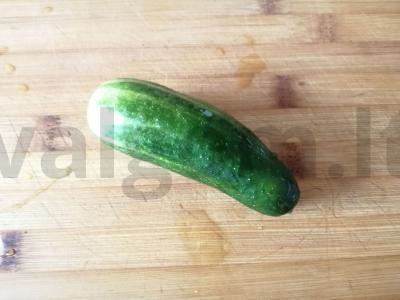 Salotas „Sukrėsti agurkai“ su juodaisiais sezamais Žingsnis 1