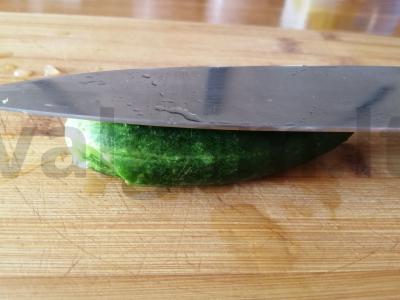 Salotas „Sukrėsti agurkai“ su juodaisiais sezamais Žingsnis 2