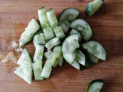 Salotas „Sukrėsti agurkai“ su juodaisiais sezamais Žingsnis 3