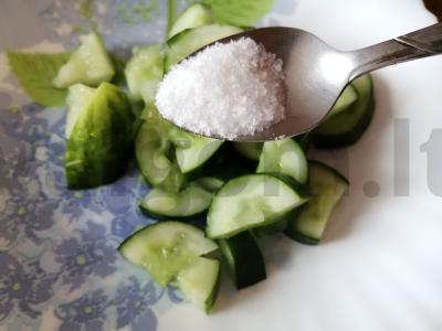 Salotas „Sukrėsti agurkai“ su juodaisiais sezamais Žingsnis 4