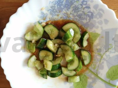 Salotas „Sukrėsti agurkai“ su juodaisiais sezamais pagrindine nuotrauka