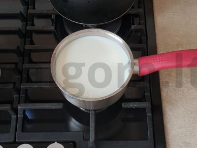 Kukurūzų košė su pienu ir kriauše Žingsnis 1