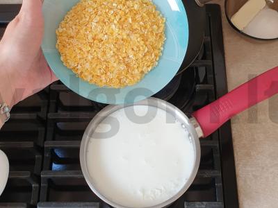 Kukurūzų košė su pienu ir kriauše Žingsnis 2