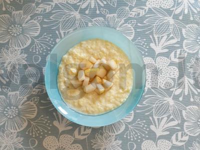 Kukurūzų košė su pienu ir kriauše pagrindine nuotrauka