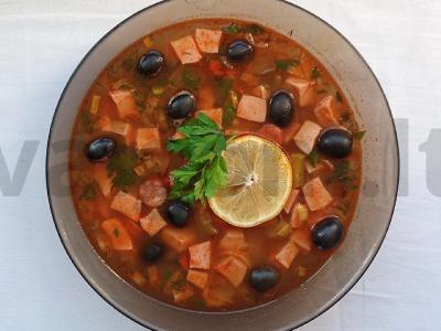 Paprastas receptas soljankai su alyvuogėmis pagrindine nuotrauka