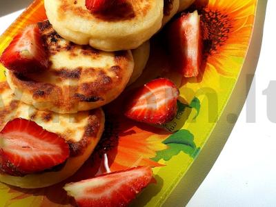 Varškėčiai su uogomis pagrindine nuotrauka