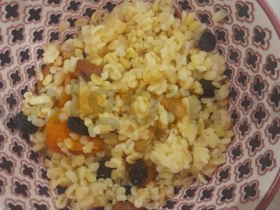 Nuostabus saldus plovas iš bulguro ir džiovintų vaisių pagrindine nuotrauka